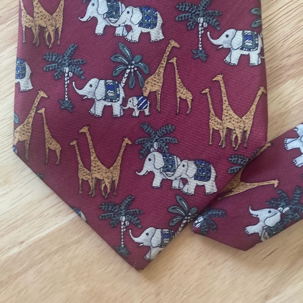 Van Heusen Vintage Burgundy Tie with Elephant and Giraffe Print - Picture 5 of 5